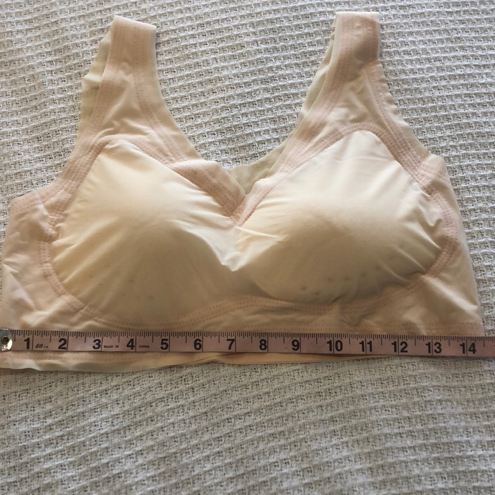 Bra 4X super Sheer Super Light Weight Removable Pads Runs Small, more like large